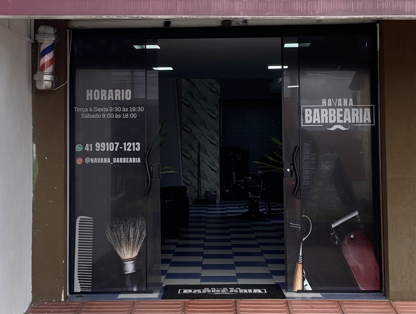 Porta de vidro da Havana Barbearia com horário de funcionamento e @havana_barbearia